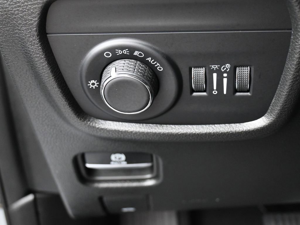 Used 2024 Jeep Grand Cherokee L Laredo w/ Luxury Tech Group I image 32