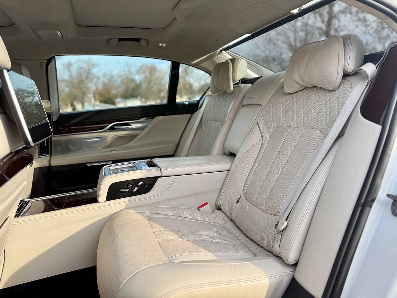 Used 2016 BMW 750i xDrive image 18