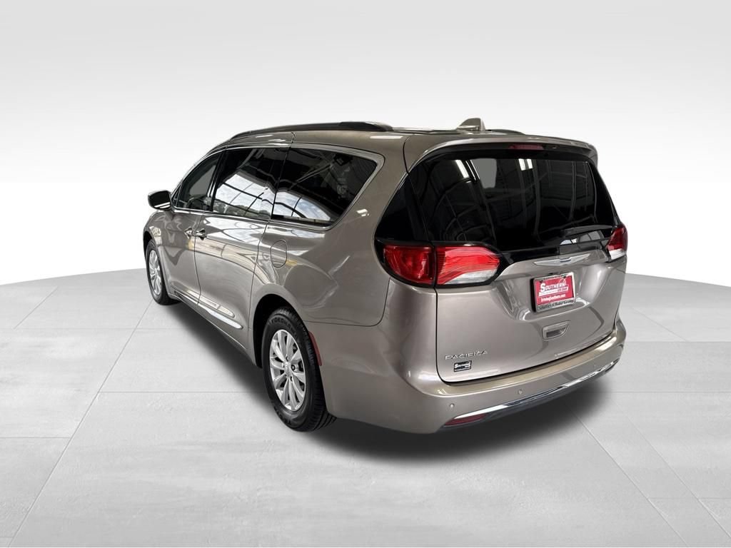 Used 2017 Chrysler Pacifica Touring-L FWD image 3