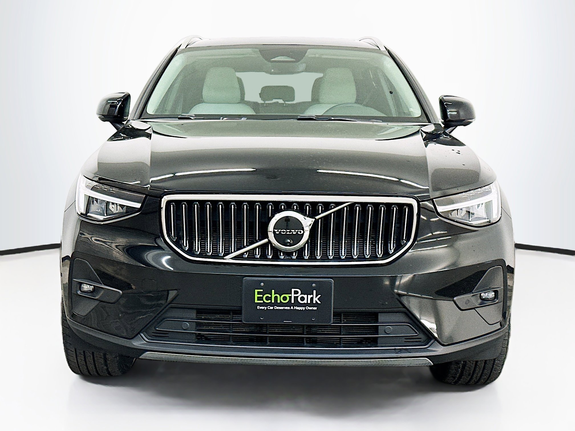 Used 2023 Volvo XC40 B5 Ultimate image 2