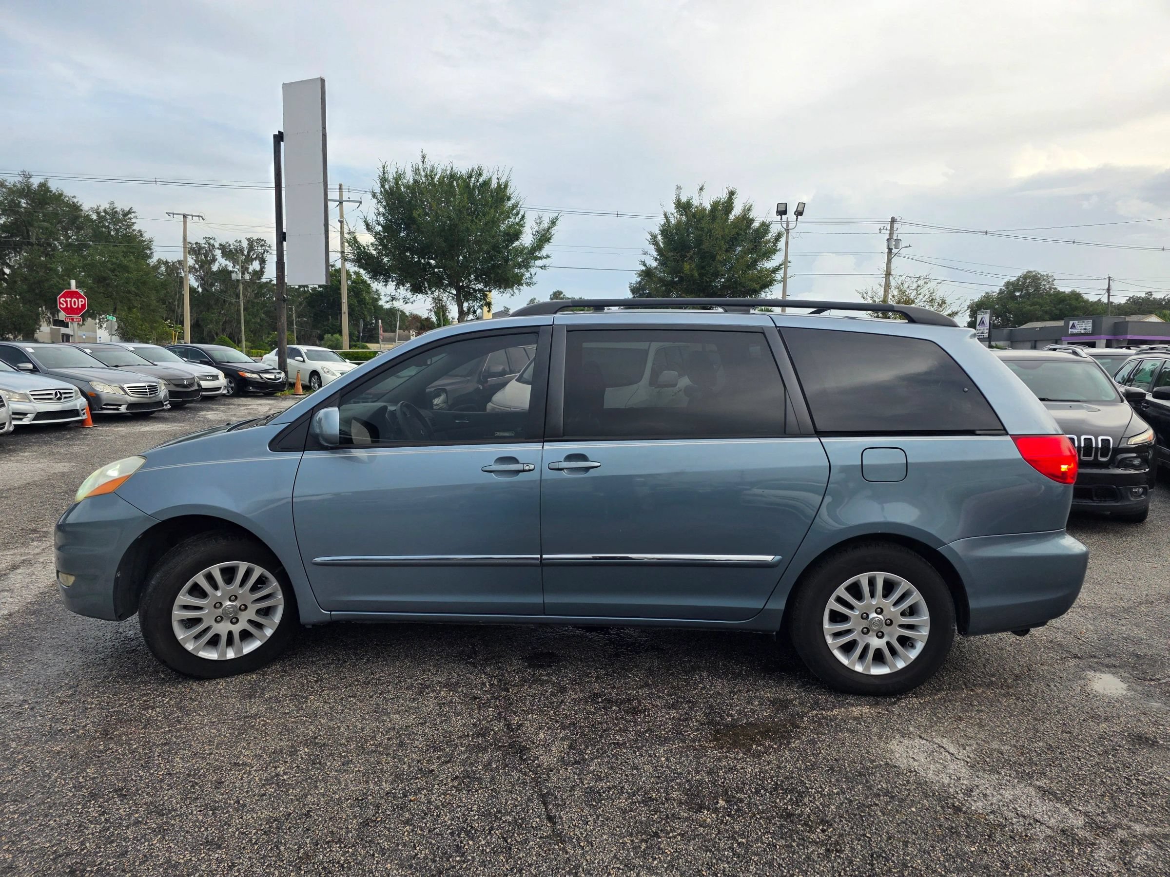Used 2010 Toyota Sienna XLE Limited w/ XLE Limited Pkg 2 FWD image 4