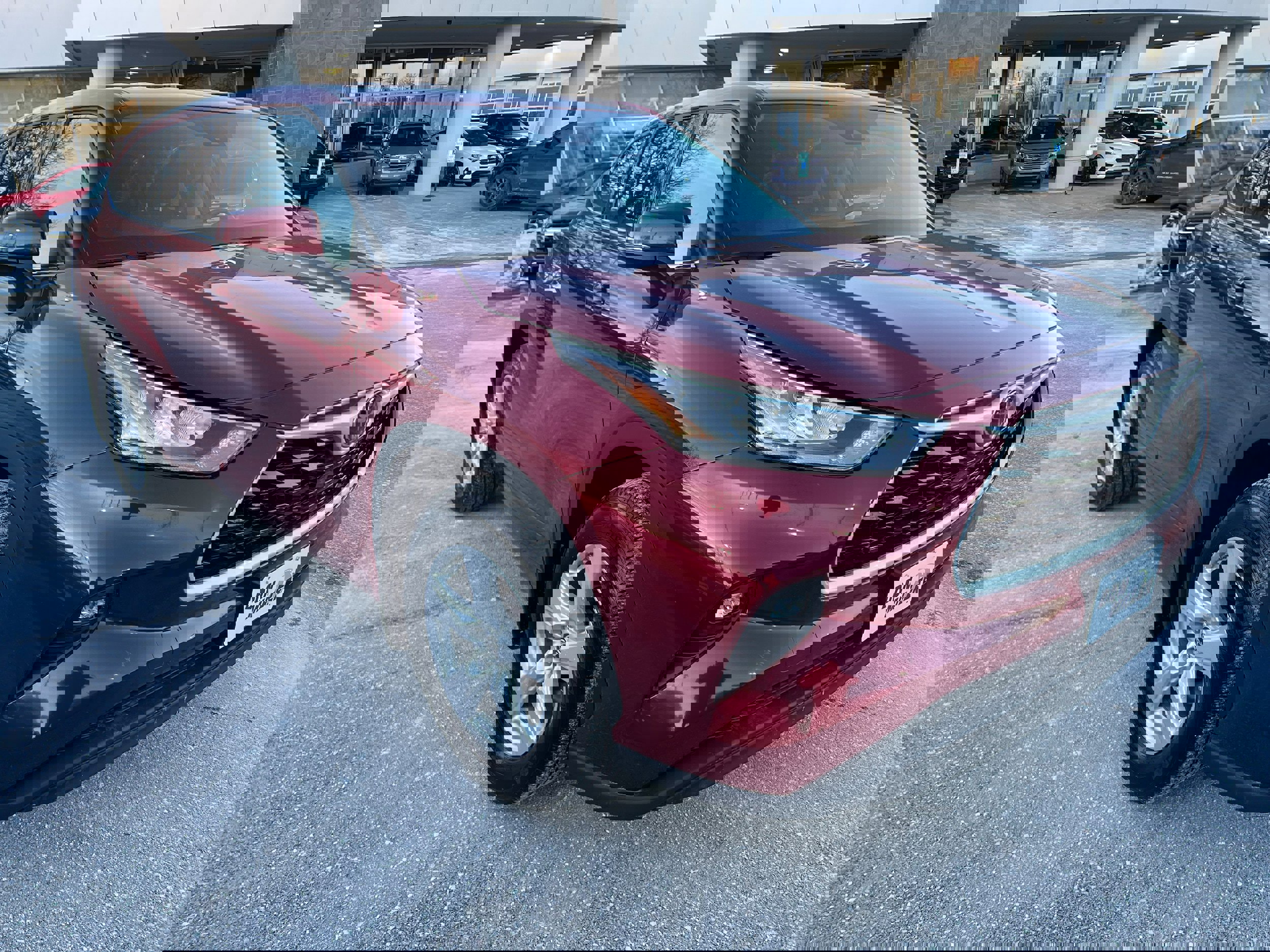 Used 2020 Toyota Highlander LE image 1