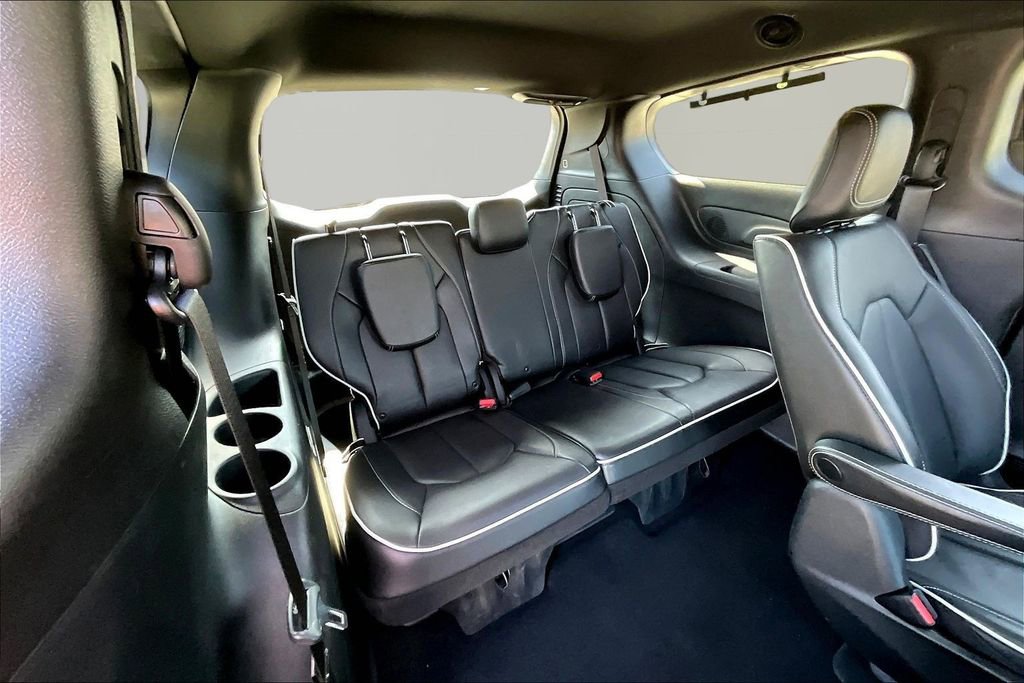 Used 2020 Chrysler Pacifica Limited w/ Advanced Safetytec Group FWD image 25
