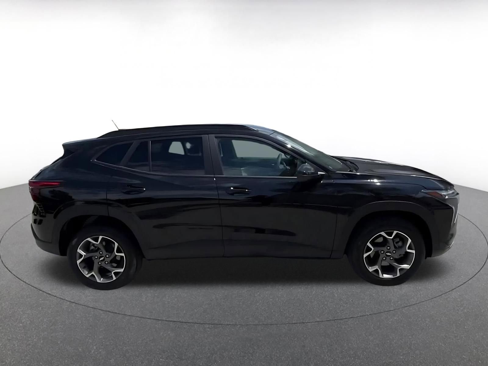 Used 2025 Chevrolet Trax LT FWD image 16