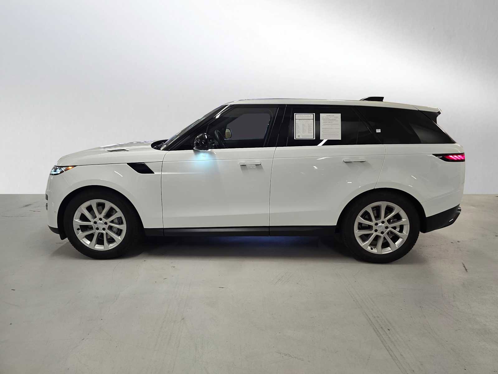 Used 2025 Land Rover Range Rover Sport image 2
