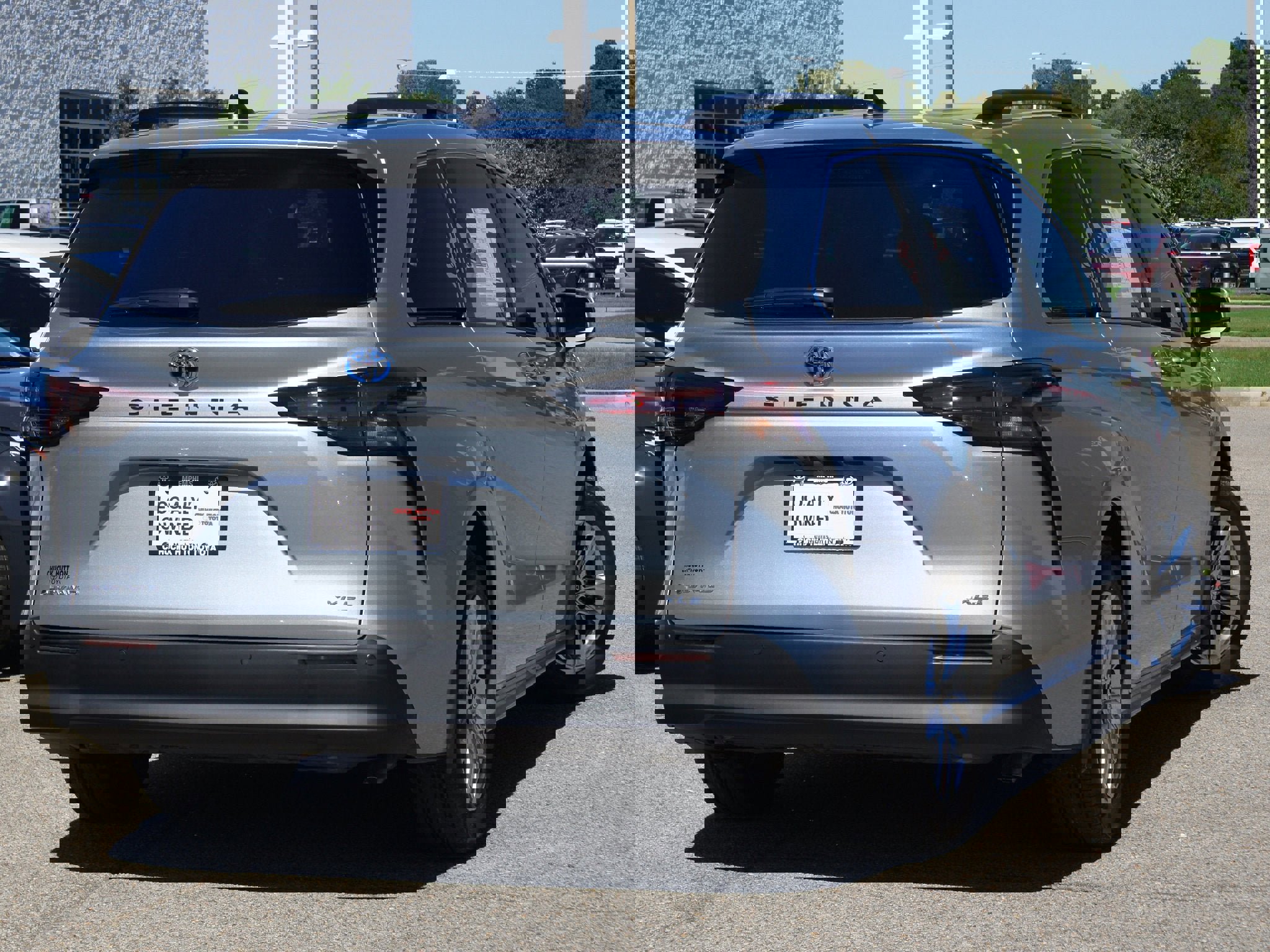 Used 2025 Toyota Sienna XLE image 26