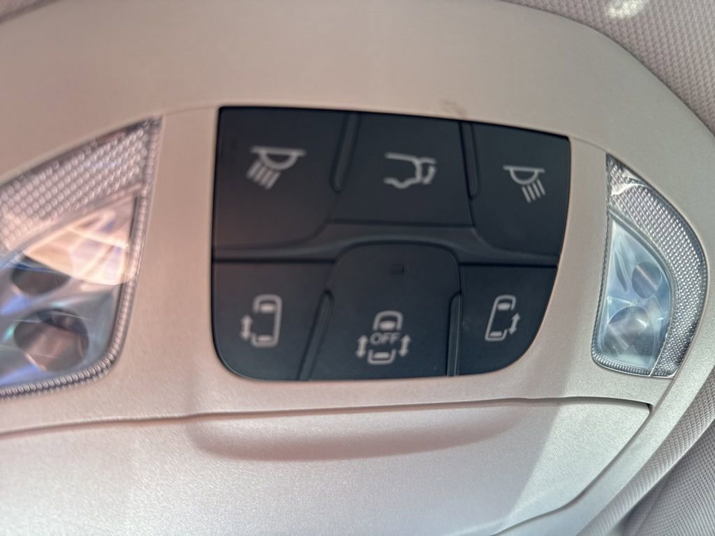 Used 2024 Chrysler Pacifica Touring-L image 19