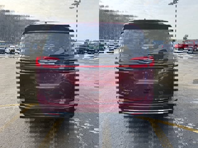 Used 2022 Chrysler Pacifica Touring-L w/ Uconnect Theater Family Group image 4