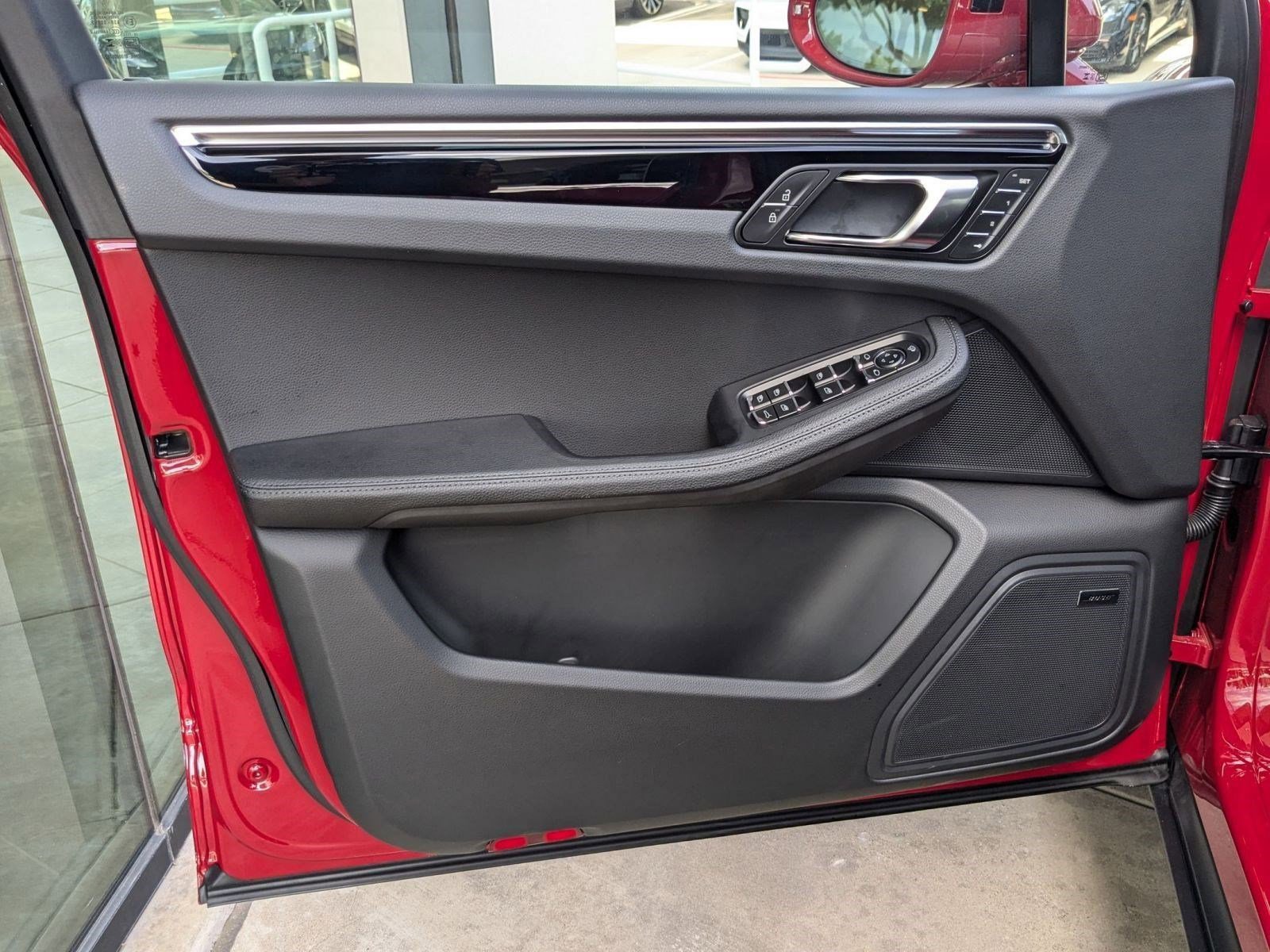 Certified 2025 Porsche Macan image 13