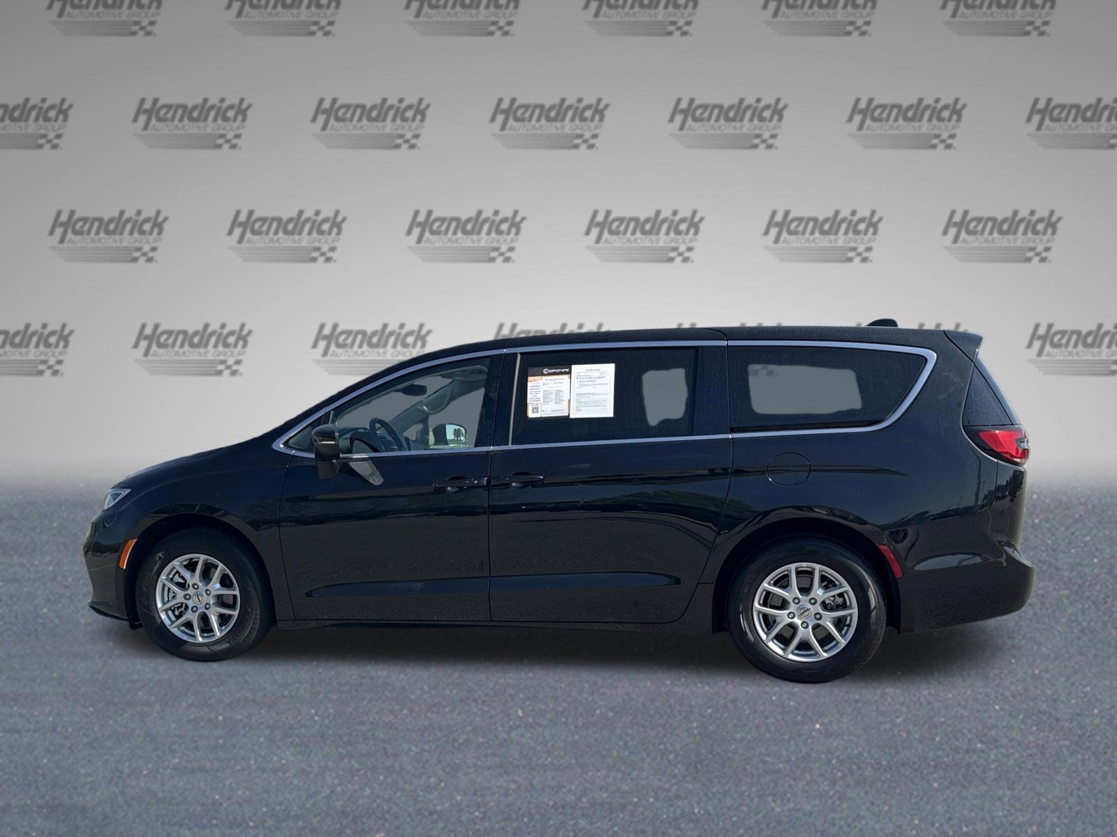 Used 2023 Chrysler Pacifica Touring-L FWD image 6