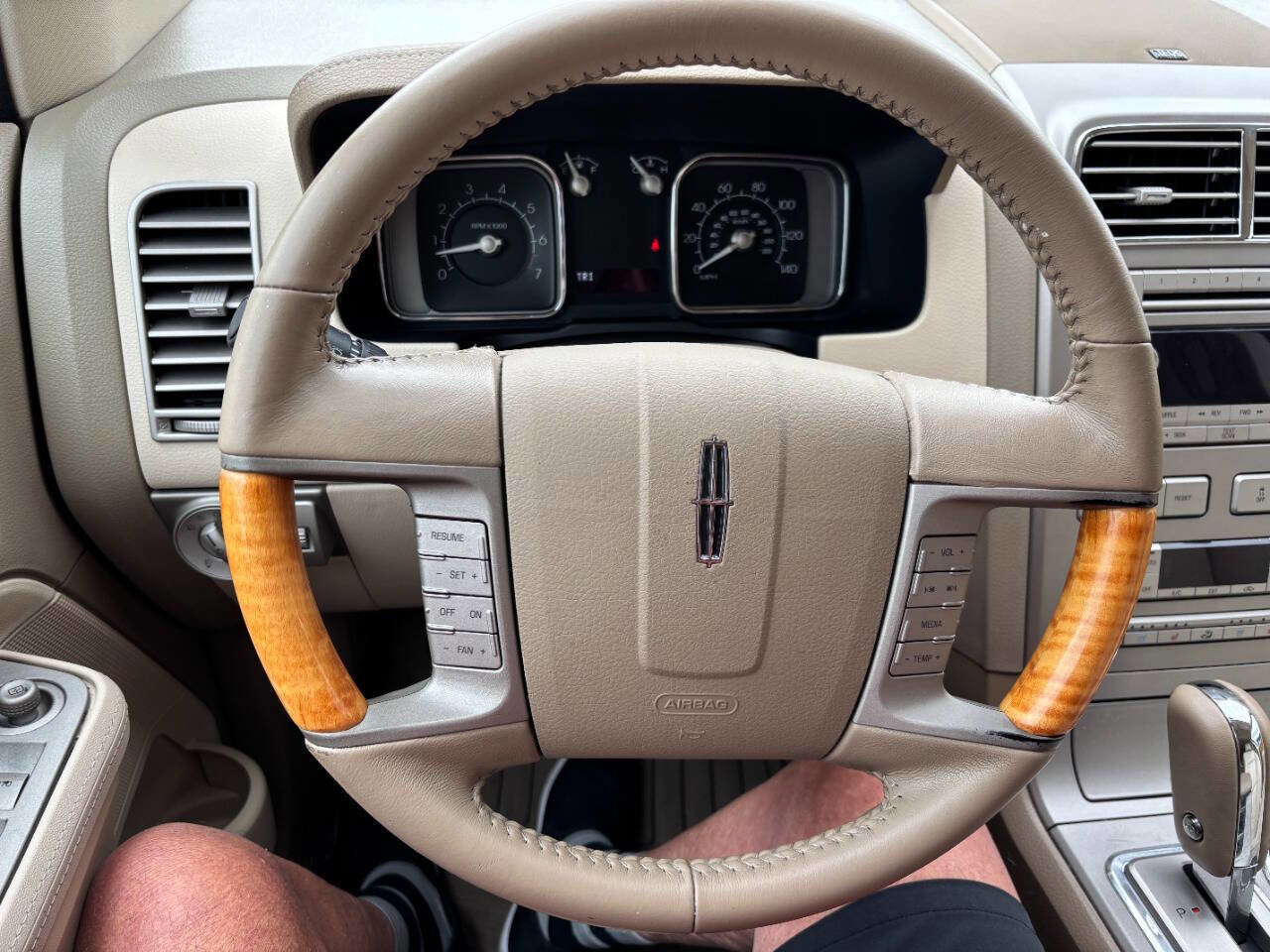 Used 2007 Lincoln MKX Base 4dr SUV image 18