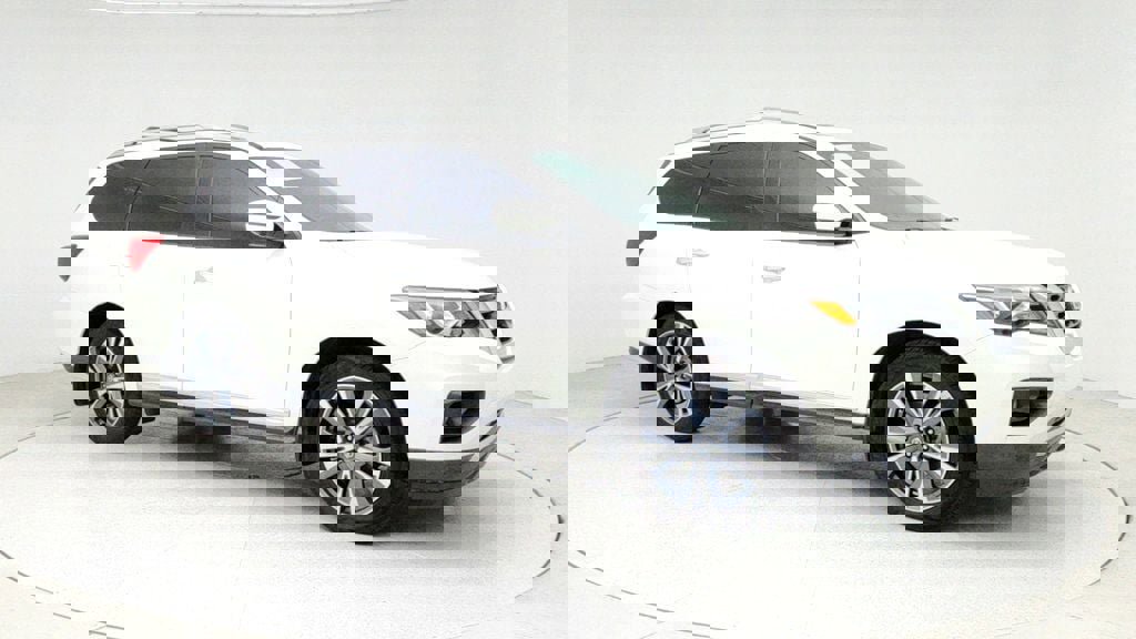 Used 2019 Nissan Pathfinder Platinum w/ Cargo Package image 3