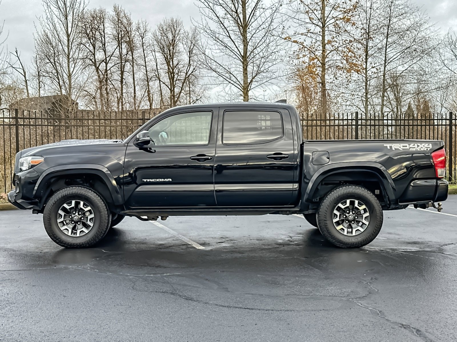 Used 2017 Toyota Tacoma TRD Sport image 7