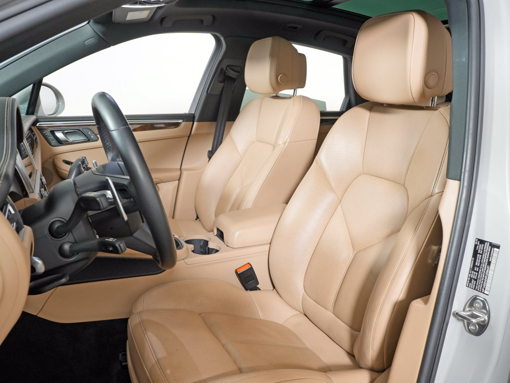 Certified 2023 Porsche Macan S AWD/4WD image 5