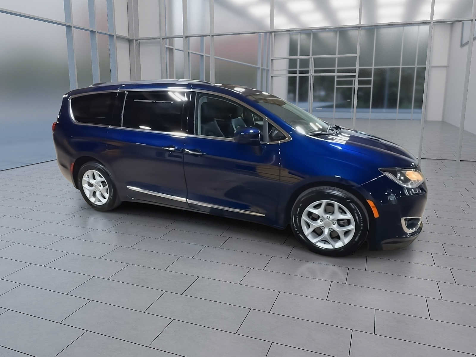 Used 2017 Chrysler Pacifica Touring-L w/ Tire & Wheel Group FWD image 2