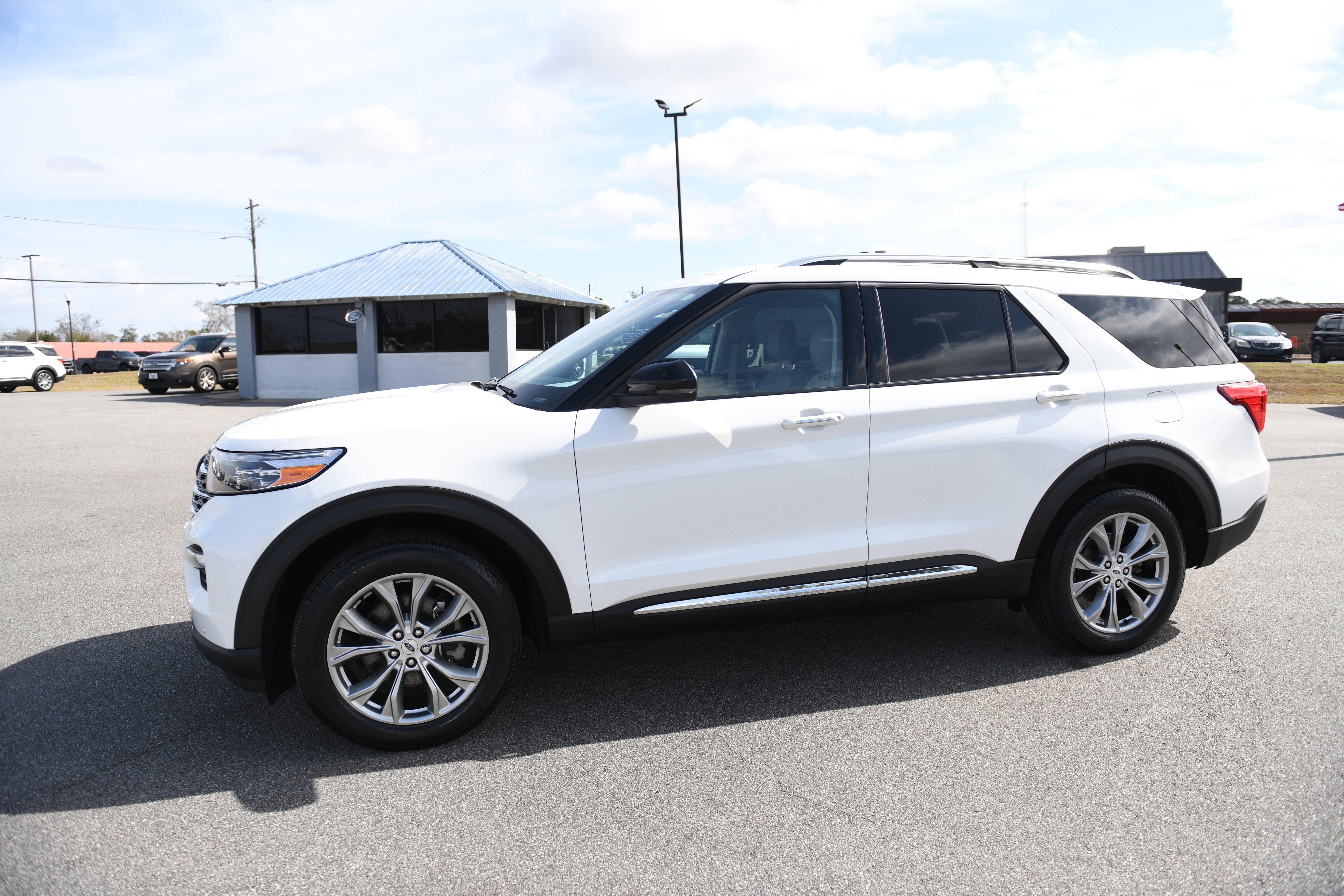 Used 2023 Ford Explorer Limited w/ Equipment Group 301A image 7