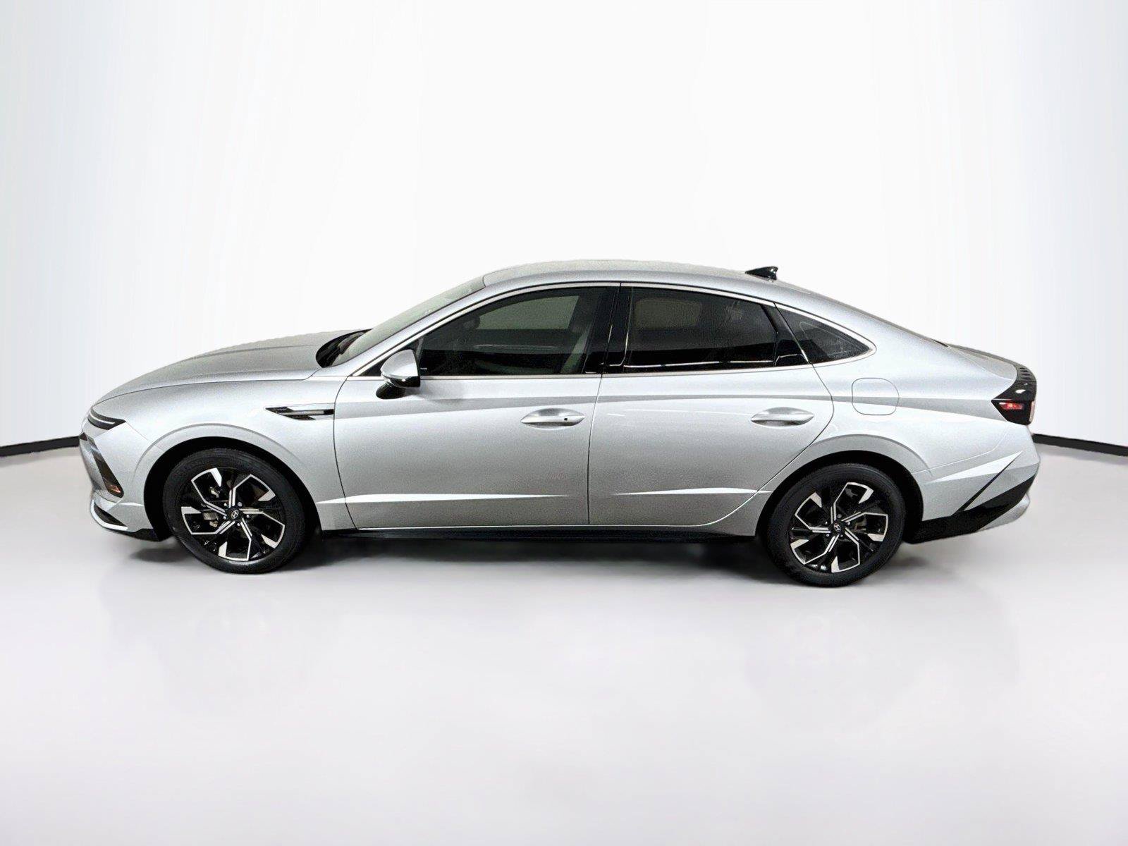 Used 2025 Hyundai Sonata SEL FWD image 2