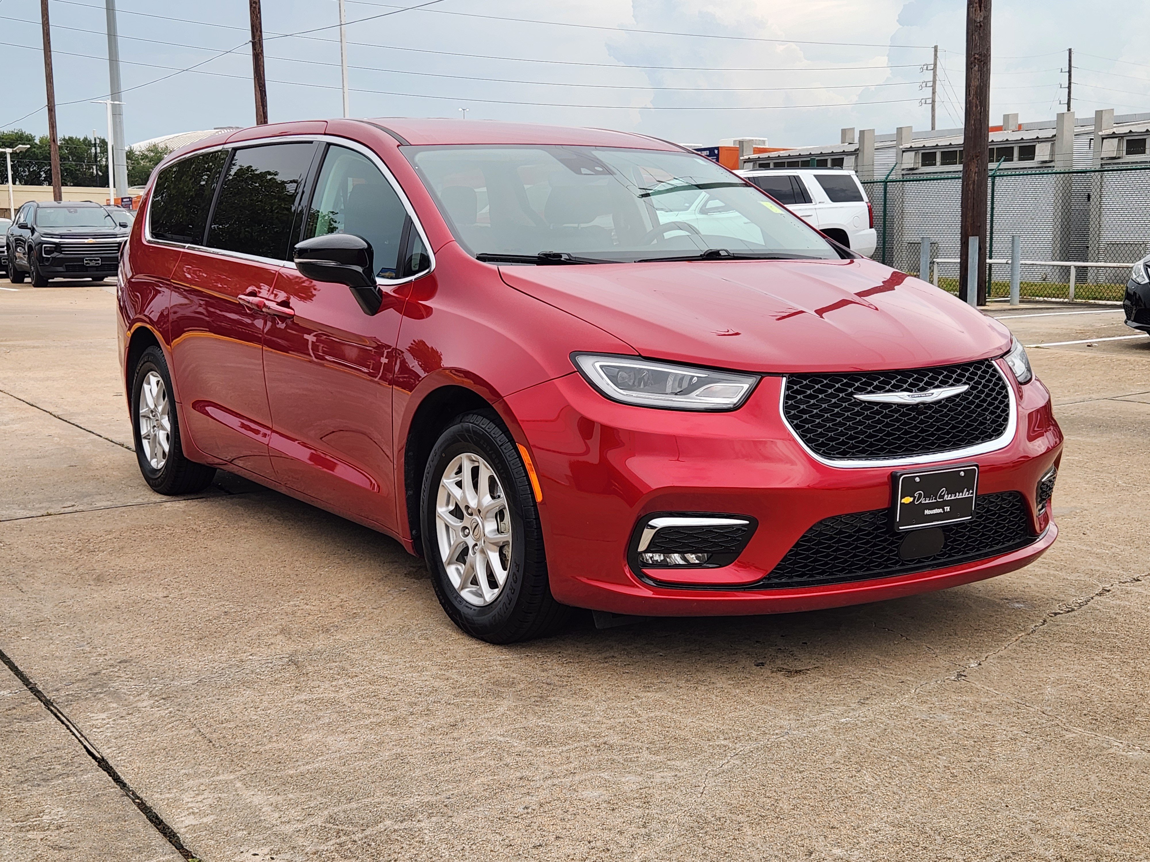 Used 2024 Chrysler Pacifica Touring-L FWD image 4