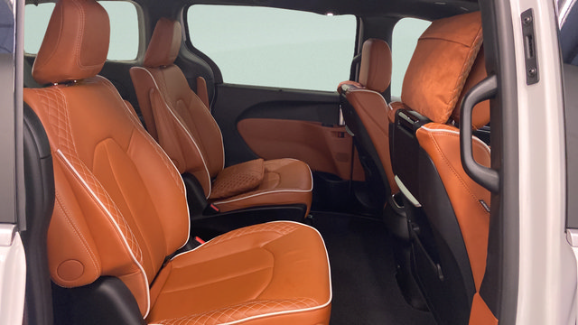 Used 2024 Chrysler Pacifica Pinnacle FWD image 29