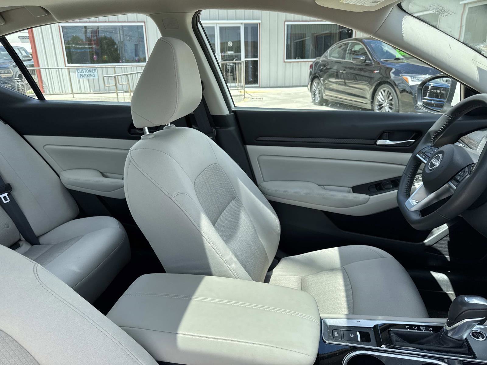 Used 2024 Nissan Altima 2.5 SV w/ SV Premium Package image 10