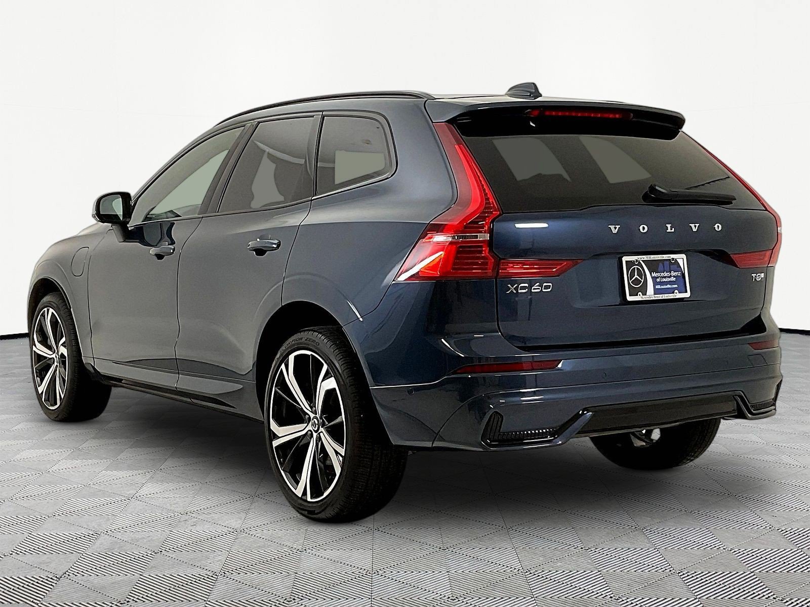 Used 2025 Volvo XC60 T8 Ultra w/ Climate Package AWD/4WD image 4