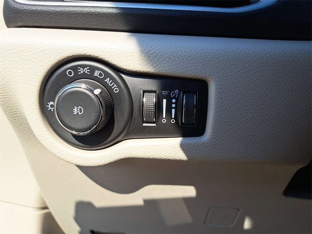 Used 2024 Chrysler Pacifica Touring-L image 25