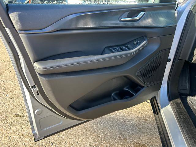 New 2025 Jeep Grand Cherokee Altitude image 7