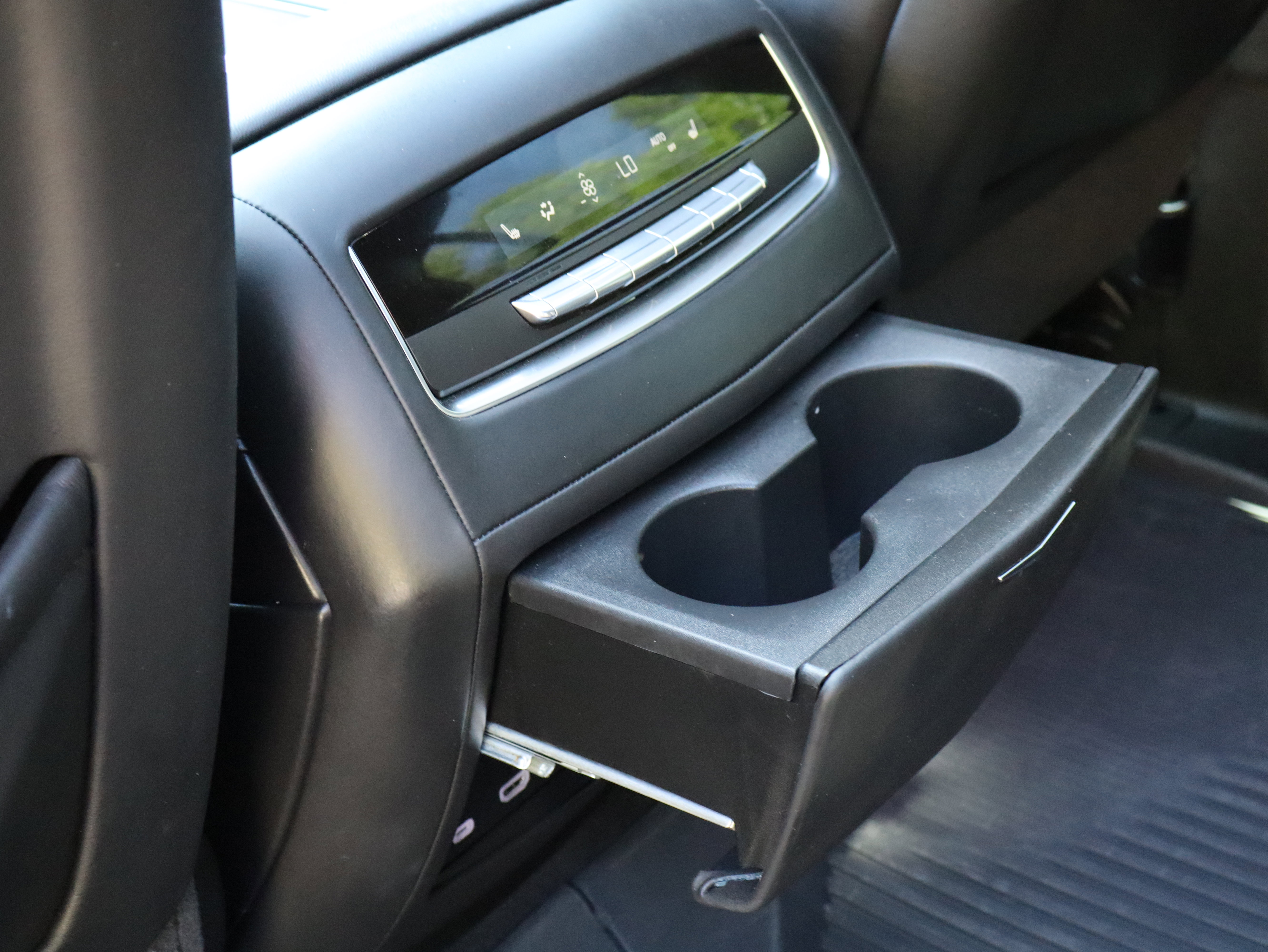 Used 2024 Cadillac Escalade ESV Premium Luxury Platinum w/ Heavy-Duty Trailer Package AWD/4WD image 38