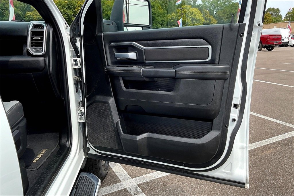 Used 2024 RAM 3500 Big Horn image 24