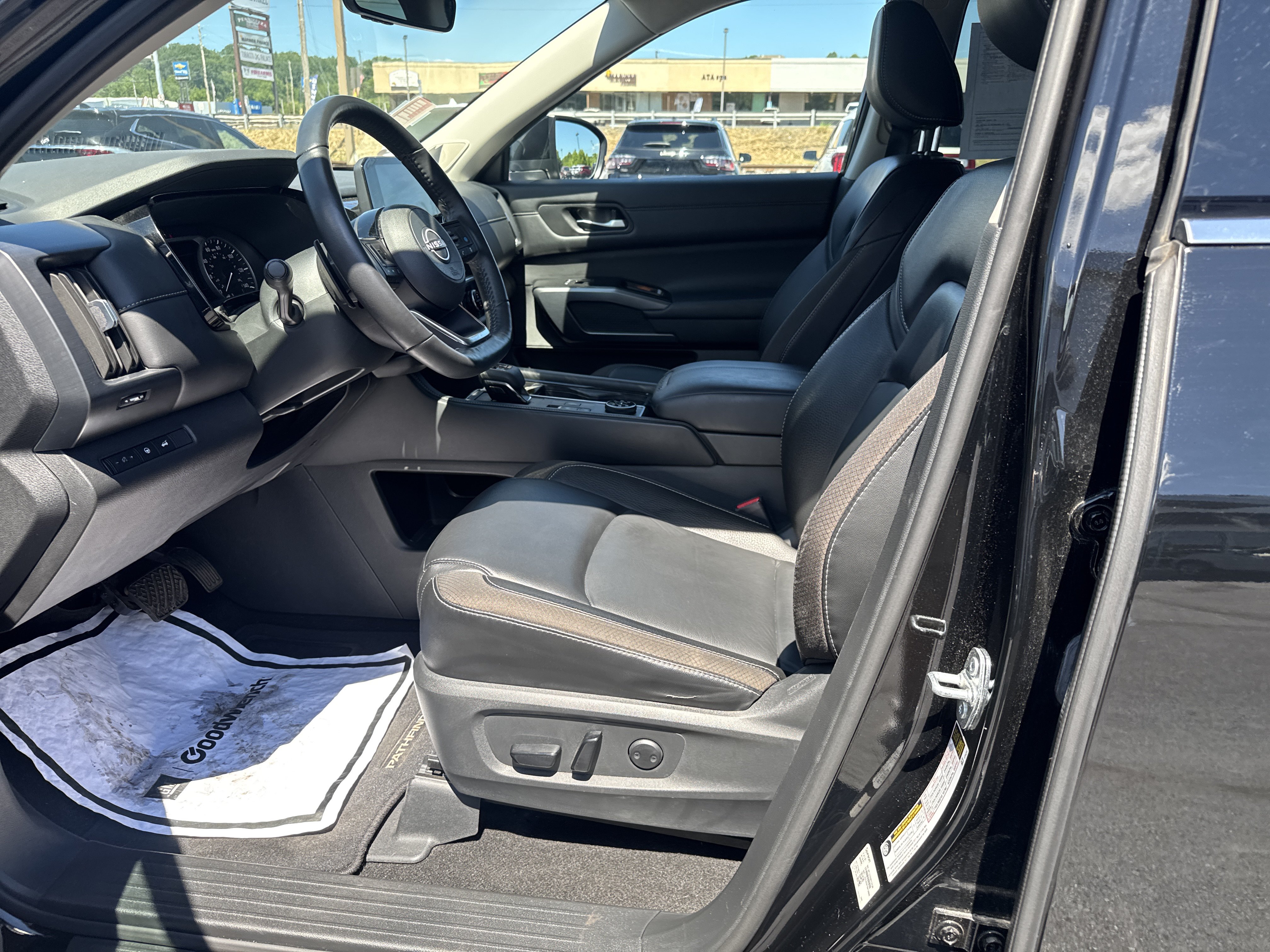 Used 2023 Nissan Pathfinder SL w/ SL Premium Package AWD/4WD image 12