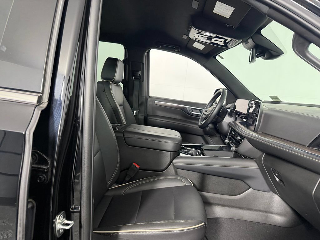 Used 2026 Chevrolet Suburban Premier AWD/4WD image 32