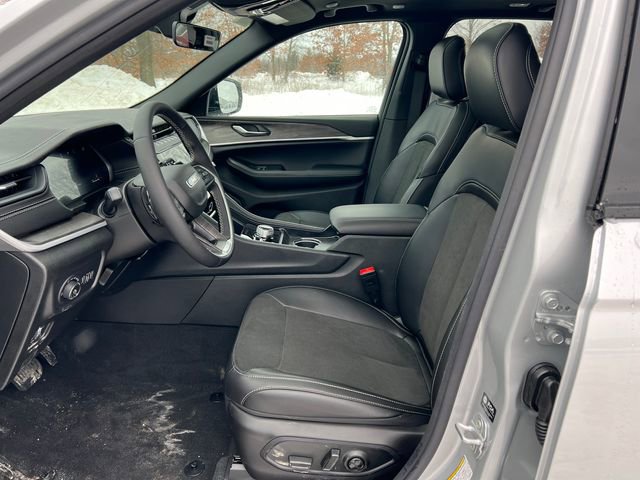 New 2026 Jeep Grand Cherokee Altitude image 4