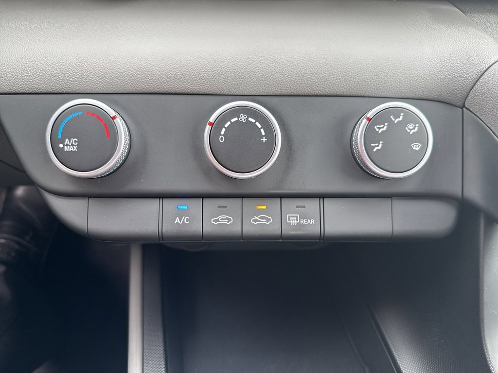 Used 2025 Hyundai Elantra SE w/ Cargo Package image 24