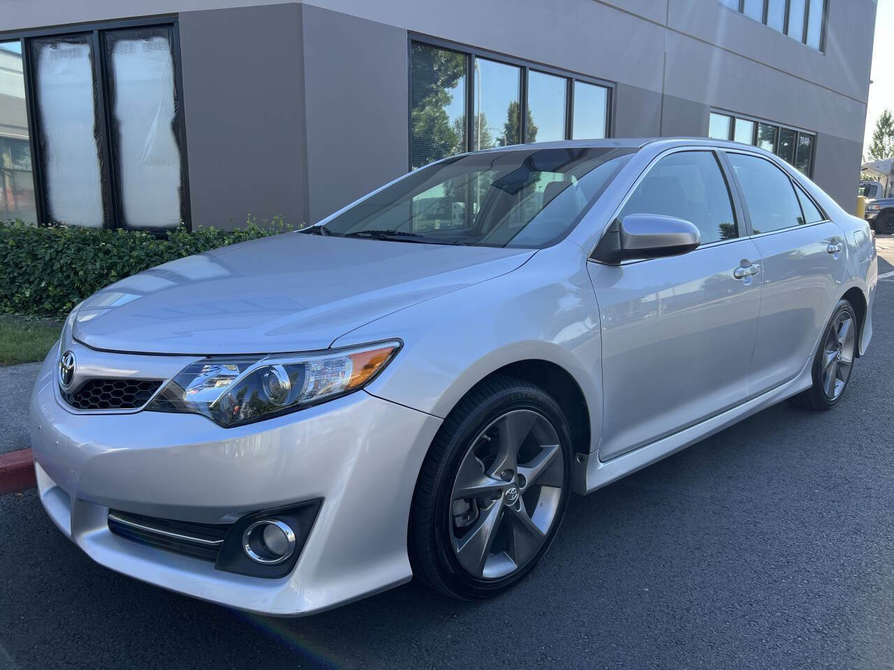 Used 2014 Toyota Camry SE FWD image 1