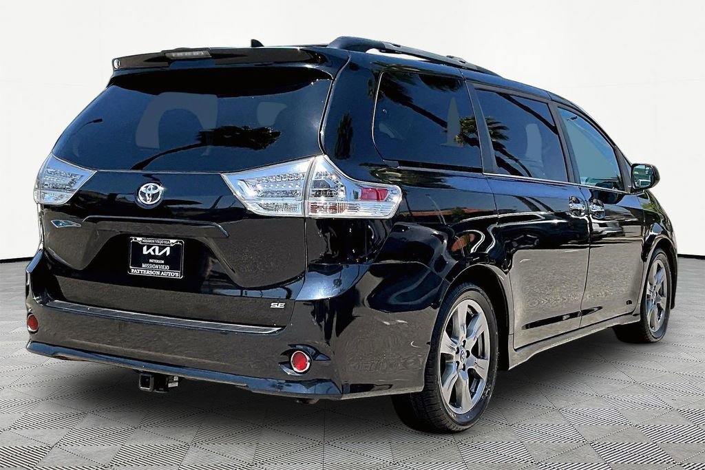 Used 2019 Toyota Sienna SE FWD image 2