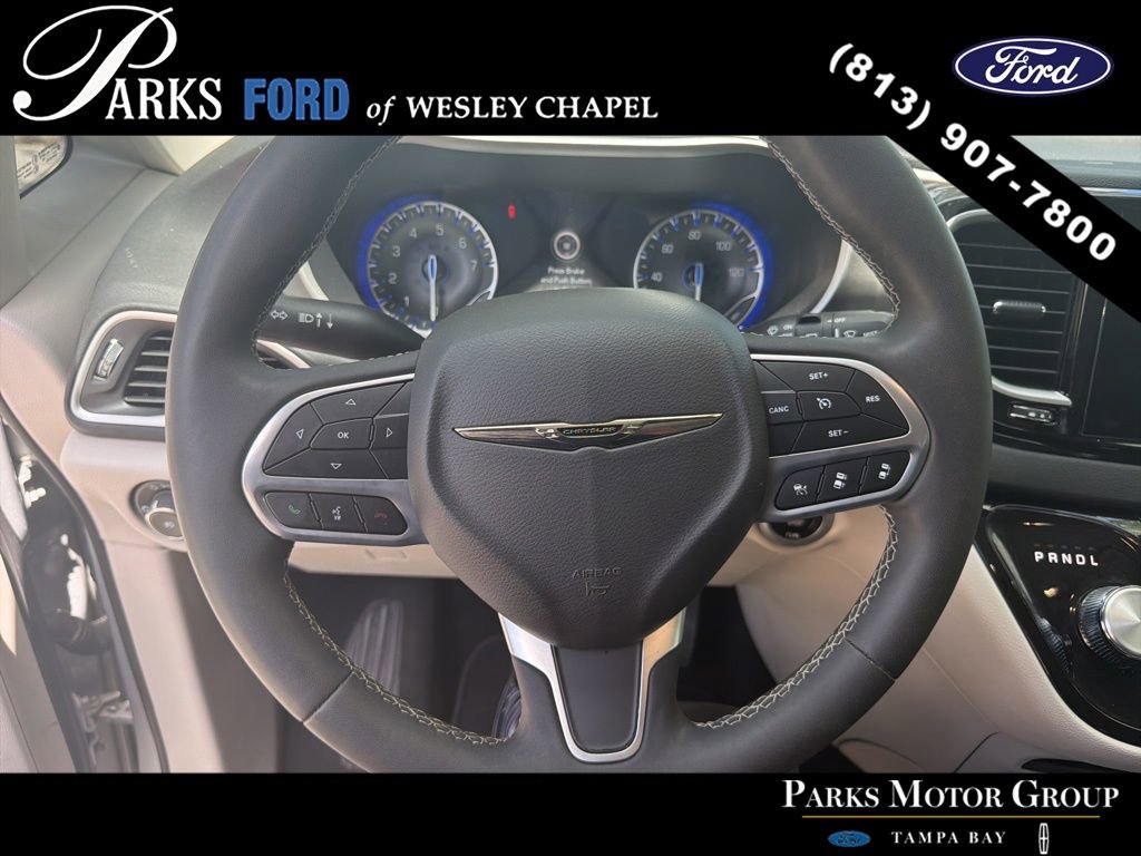 Used 2024 Chrysler Pacifica Touring-L image 3