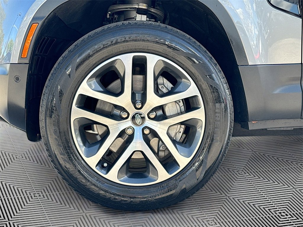 Used 2023 Land Rover Defender 130 SE image 35