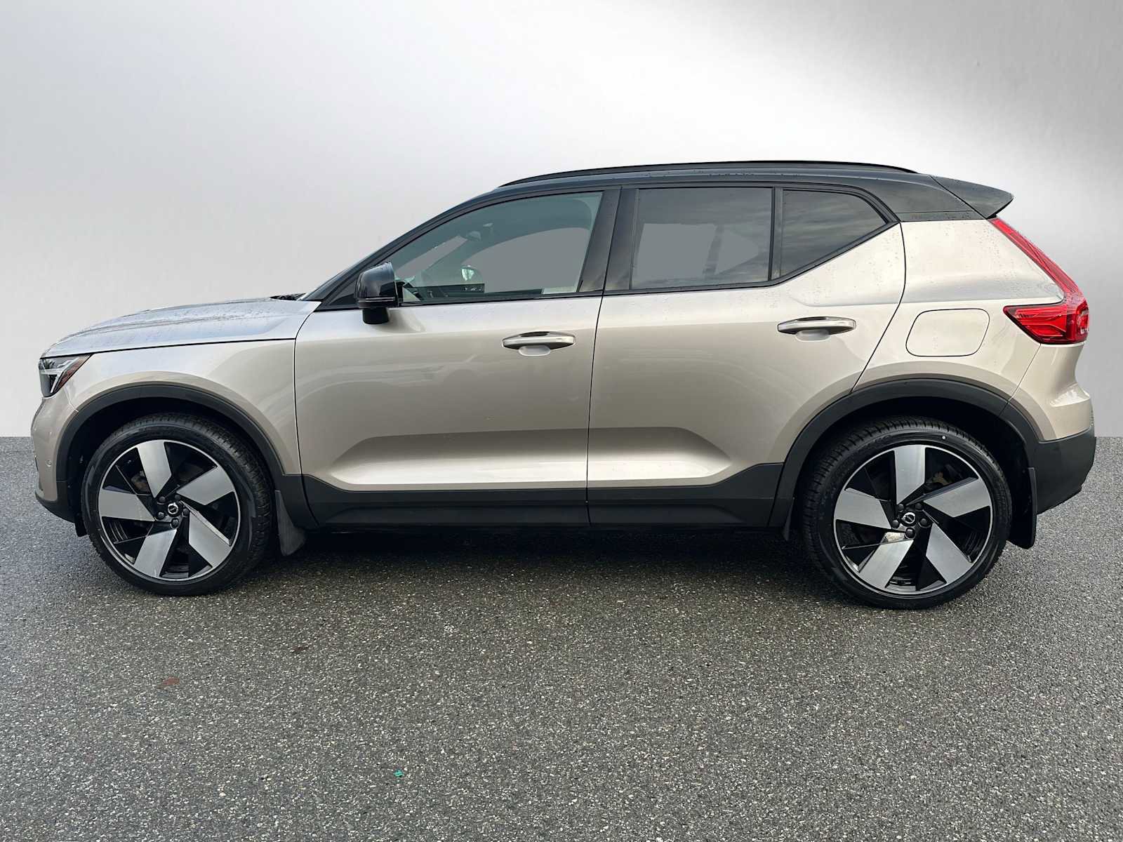 Certified 2023 Volvo XC40 Recharge Ultimate w/ Protection Package Premier image 6