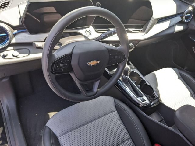 Used 2025 Chevrolet Trax LT FWD image 11