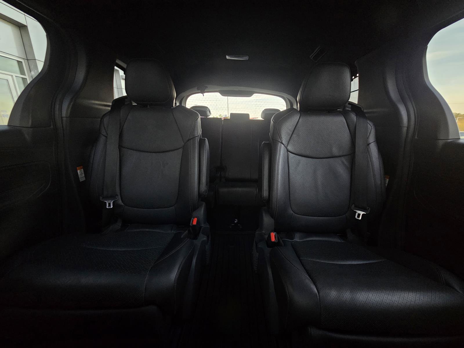 Used 2025 Toyota Sienna Limited image 32