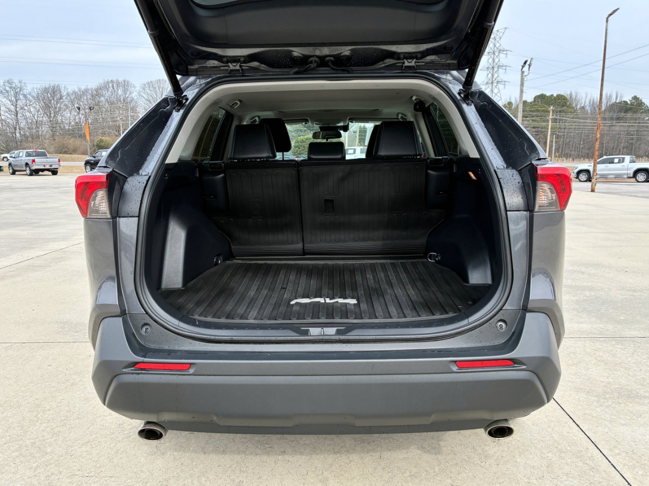 Used 2021 Toyota RAV4 XLE Premium image 31