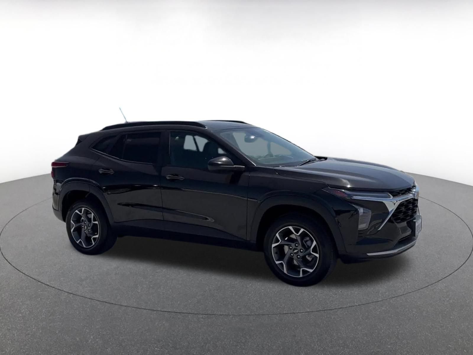 Used 2025 Chevrolet Trax LT FWD image 2