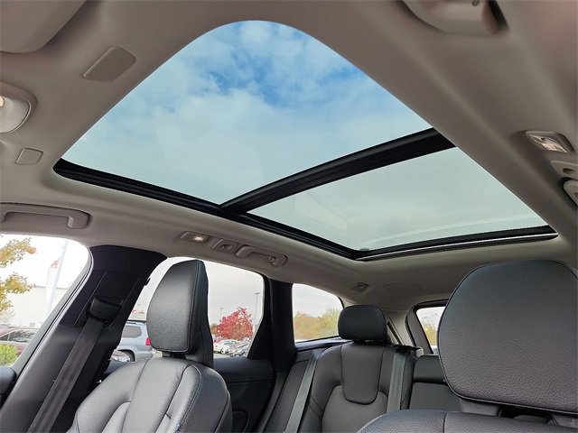 Used 2024 Volvo XC60 B5 Plus image 11