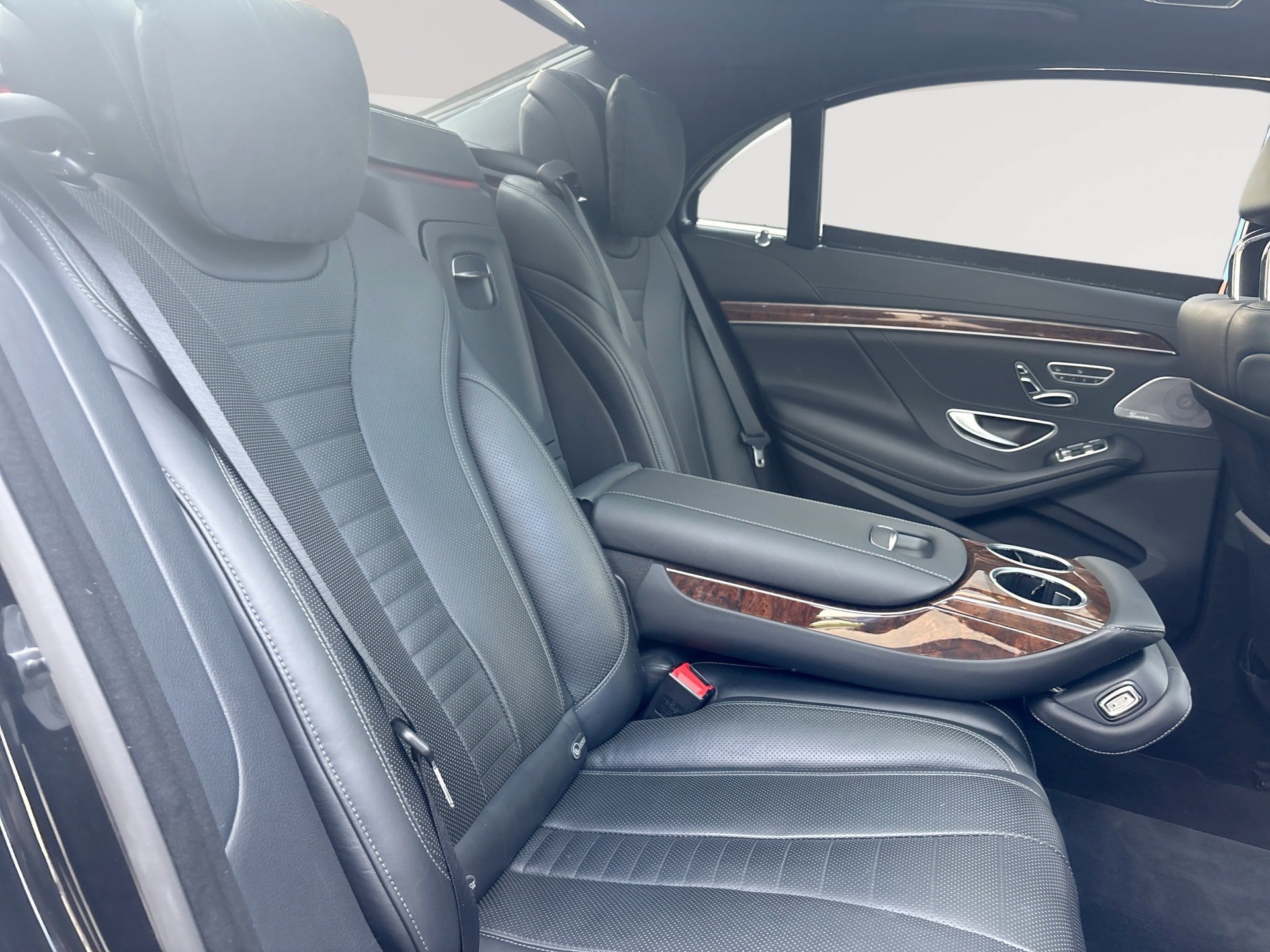 Used 2015 Mercedes-Benz S 550 4MATIC Sedan w/ Sport Package image 27