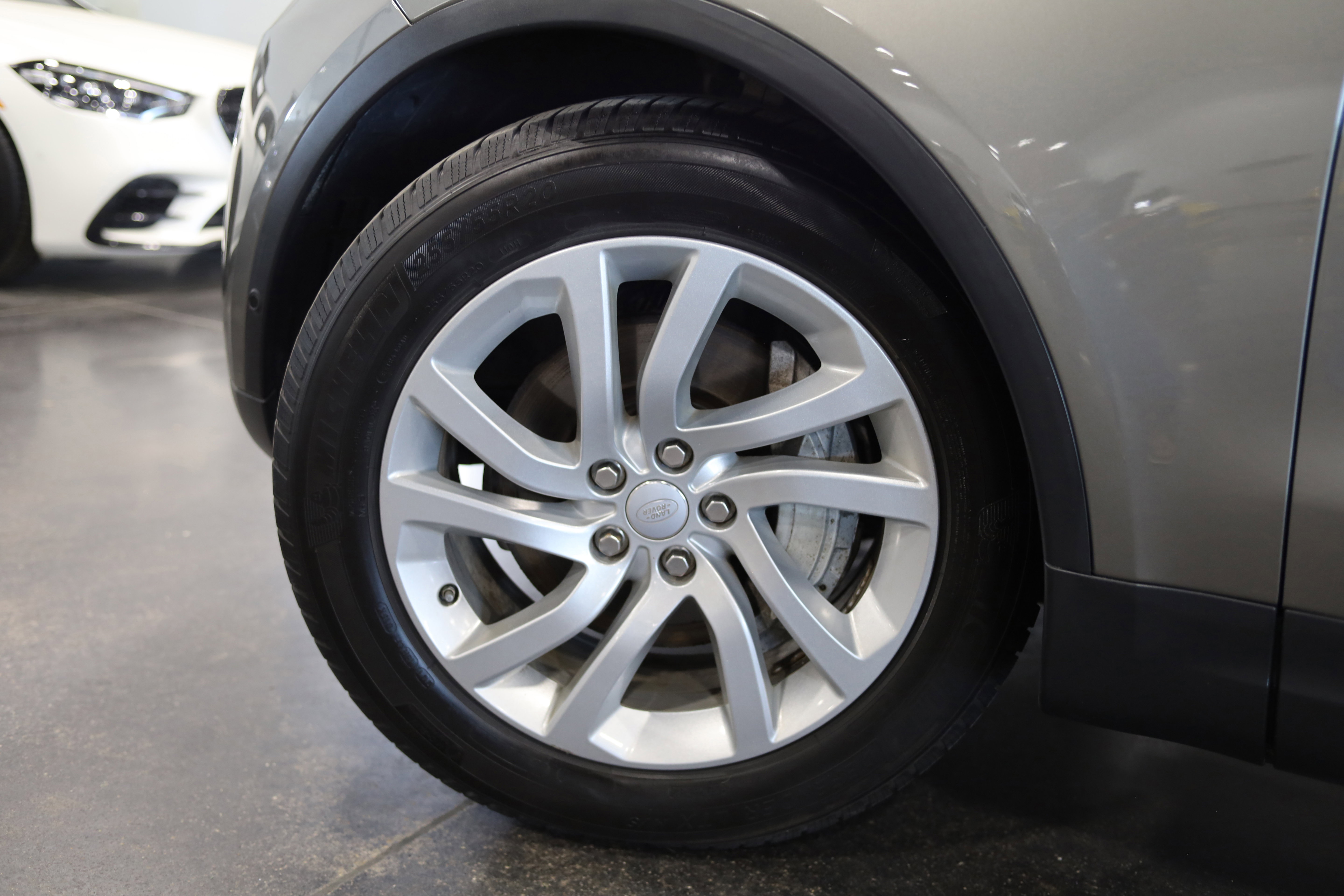 Used 2018 Land Rover Discovery HSE AWD/4WD image 12