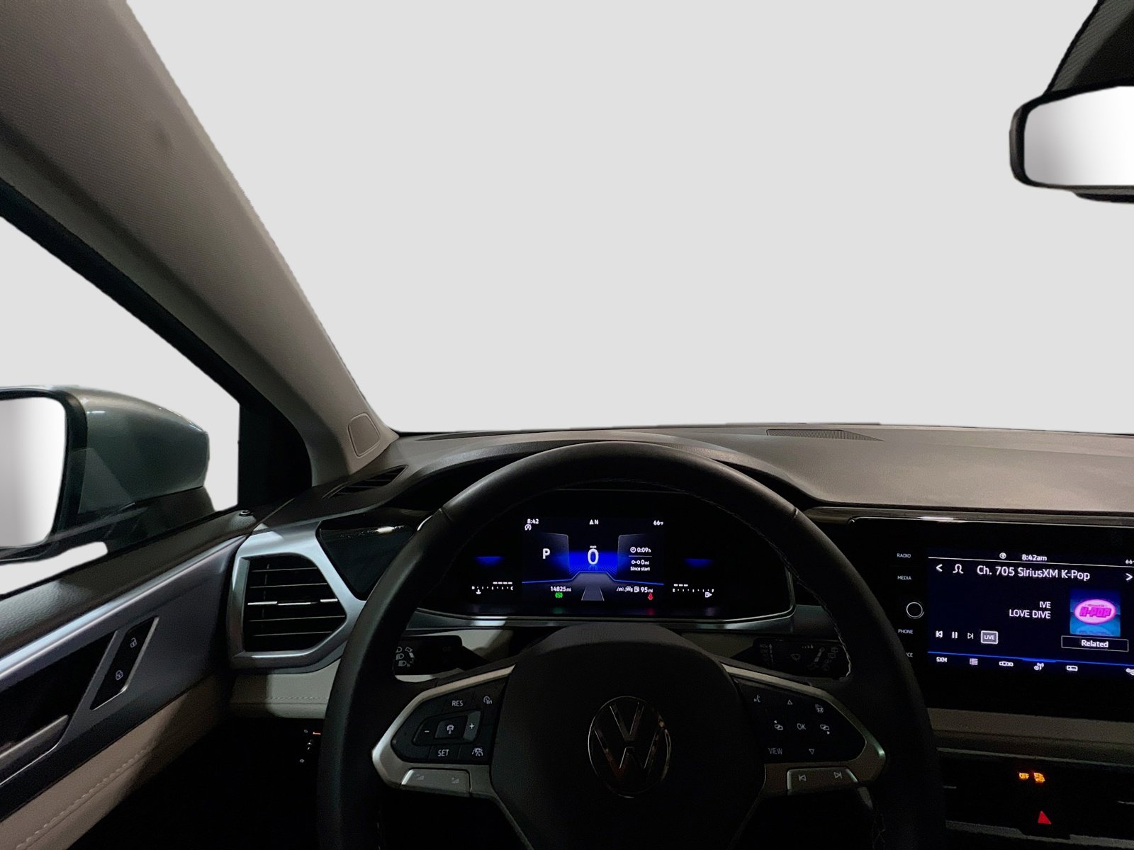 Used 2025 Volkswagen Taos SE w/ Panoramic Sunroof Package FWD image 7