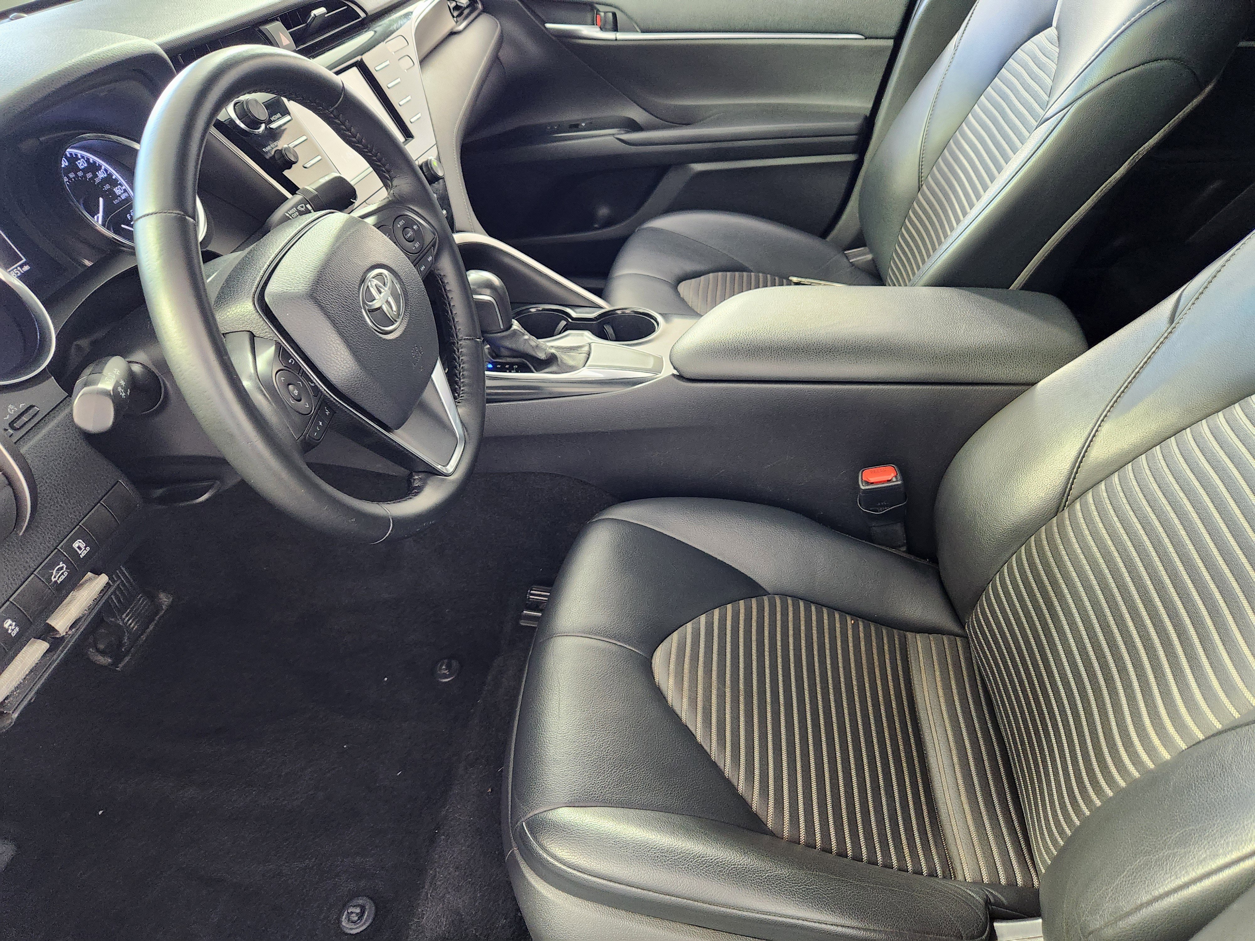 Used 2020 Toyota Camry SE FWD image 11