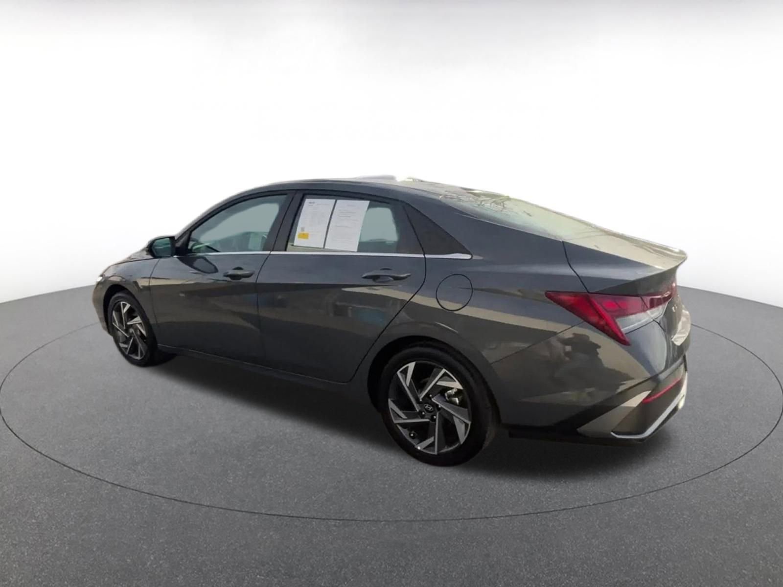 Used 2025 Hyundai Elantra Limited image 10