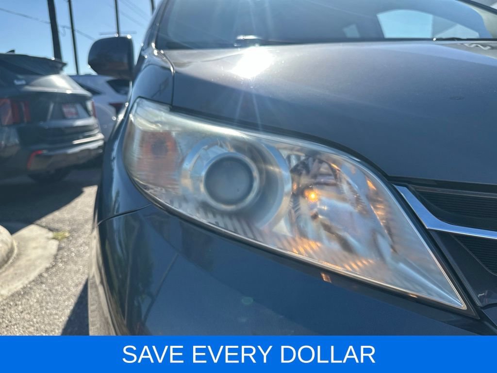Used 2019 Toyota Sienna XLE w/ XLE Navigation Package FWD image 3