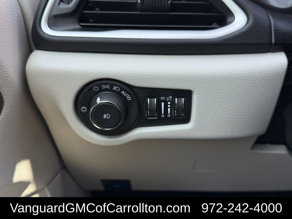 Used 2024 Chrysler Pacifica Touring-L FWD image 25